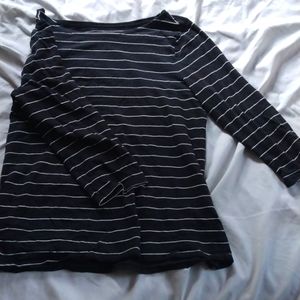 Wide neck mid sleeved shirt